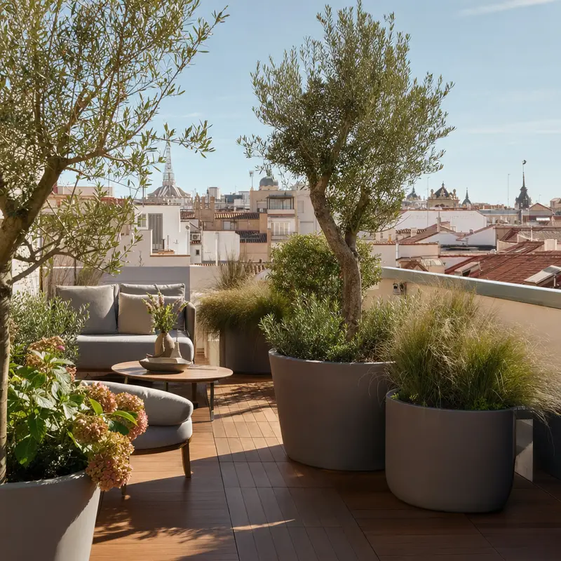 Terraza con maceteros grandes en mantenimiento